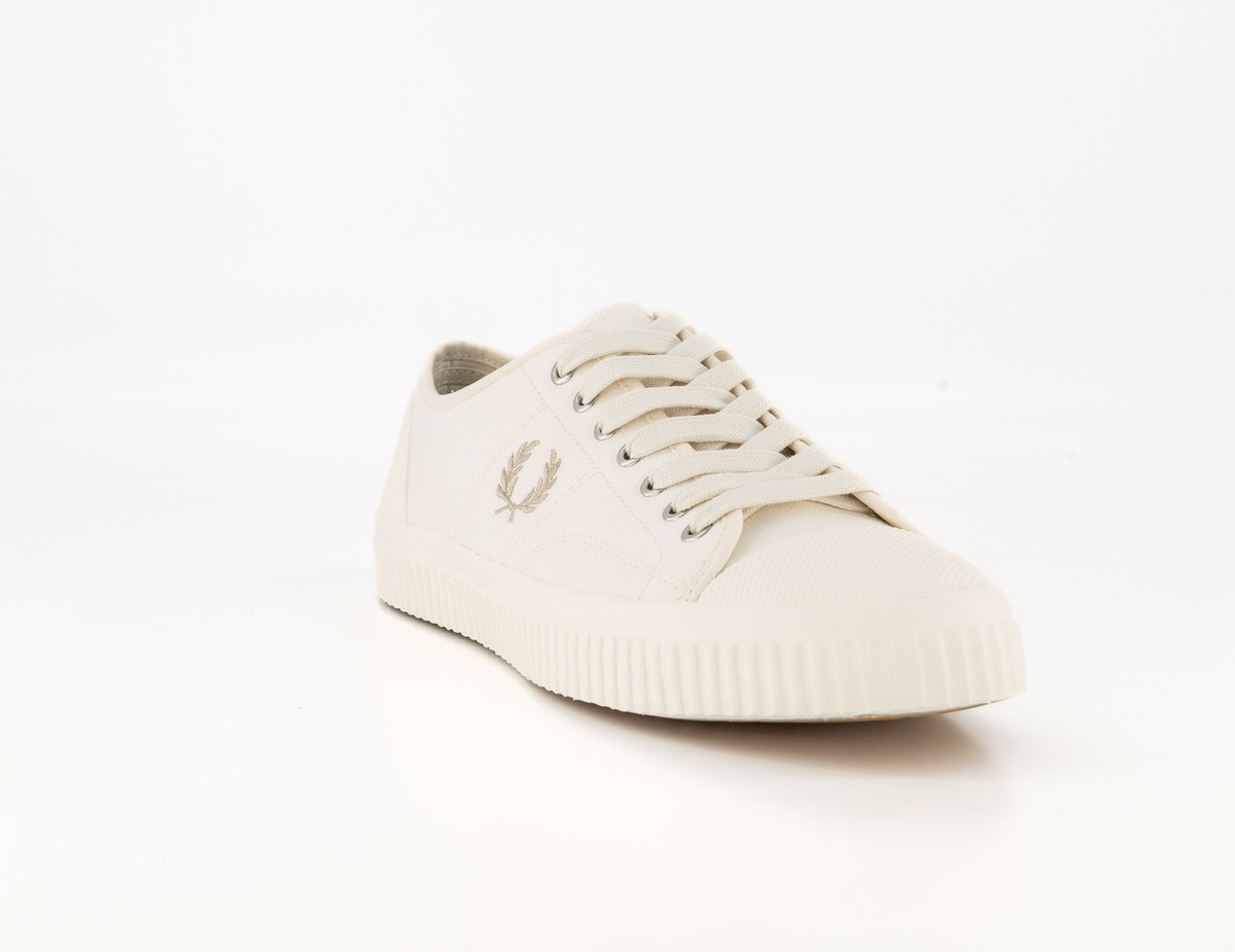 【FRED PERRY】 Hughes Low Canvas (V75) R6758 Fred Perry Hughes low canvas sneakers in black | ASOS