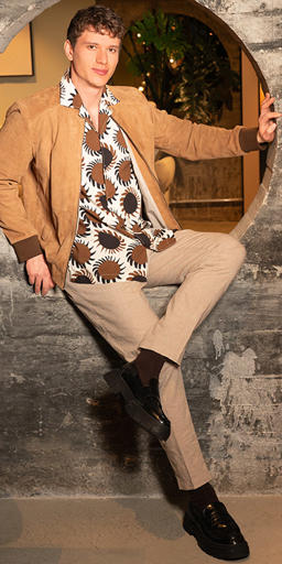 Stylingtipps Beschreibungsbild von Musterhemd im Fokus, Komplett-Outfit