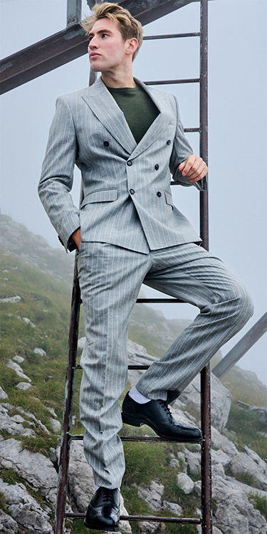 Zweireiher mit Statement-Streifen, Komplett-Outfit
