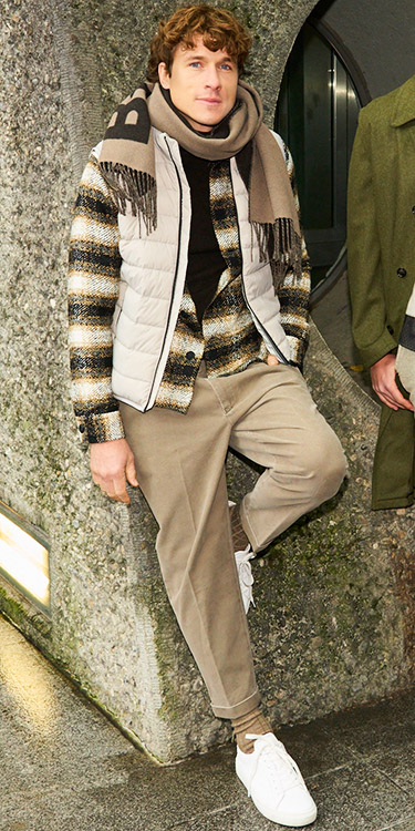 Layering in gedeckten Naturtönen, Komplett-Outfit