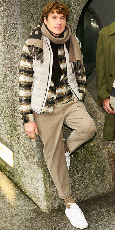 Layering in gedeckten Naturtönen, Komplett-Outfit Image 0