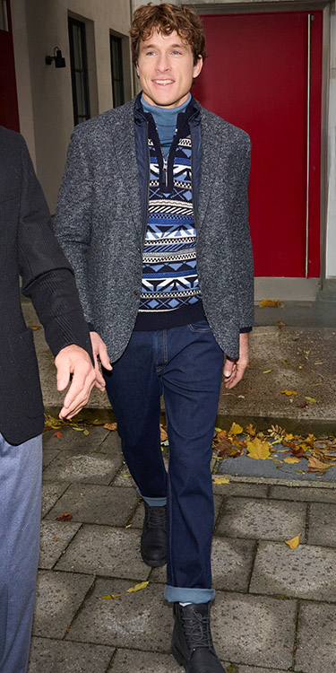 Urbanes Layering in Blautönen, Komplett-Outfit