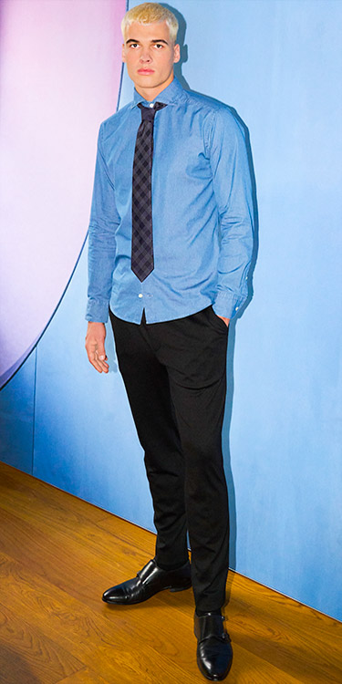 Jeanshemd trifft Krawatte, Komplett-Outfit