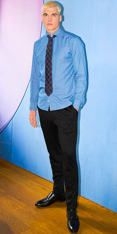 Jeanshemd trifft Krawatte, Komplett-Outfit Image 0