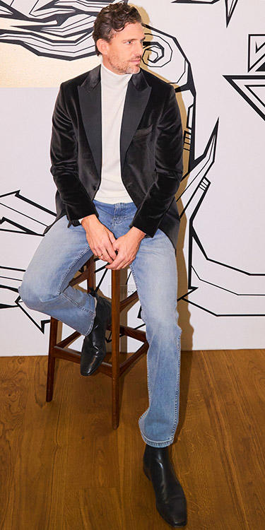 Samtsakko im Fokus, Komplett-Outfit Image 0