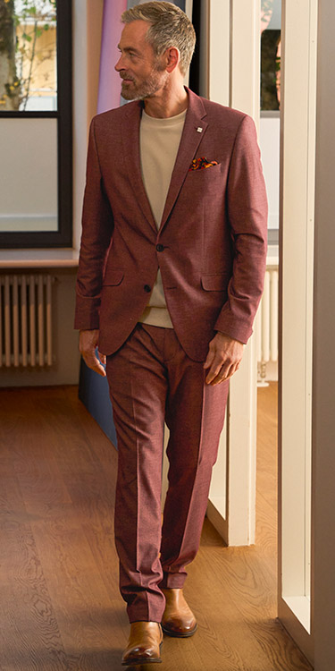 Moderner Anzug Look in bordeaux, Komplett-Outfit