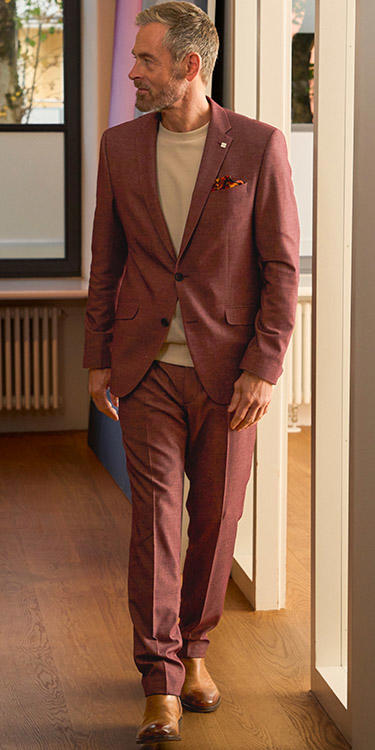 Moderner Anzug Look in bordeaux, Komplett-Outfit