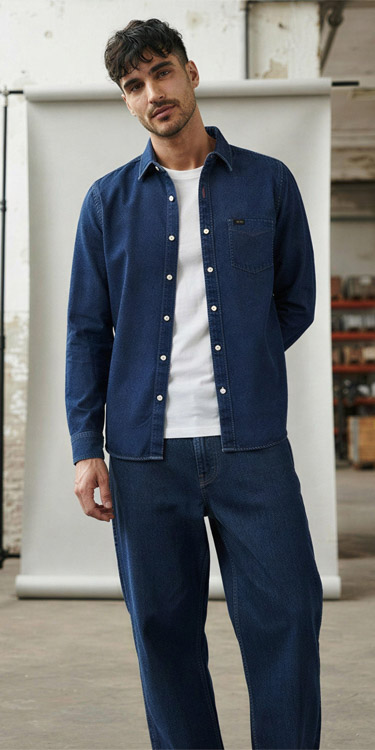 Denim von Kopf bis Fuß, Komplett-Outfit