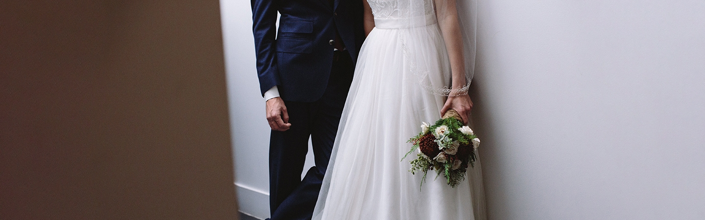 Dresscode für zur Hochzeit für Braut und Bräutigam