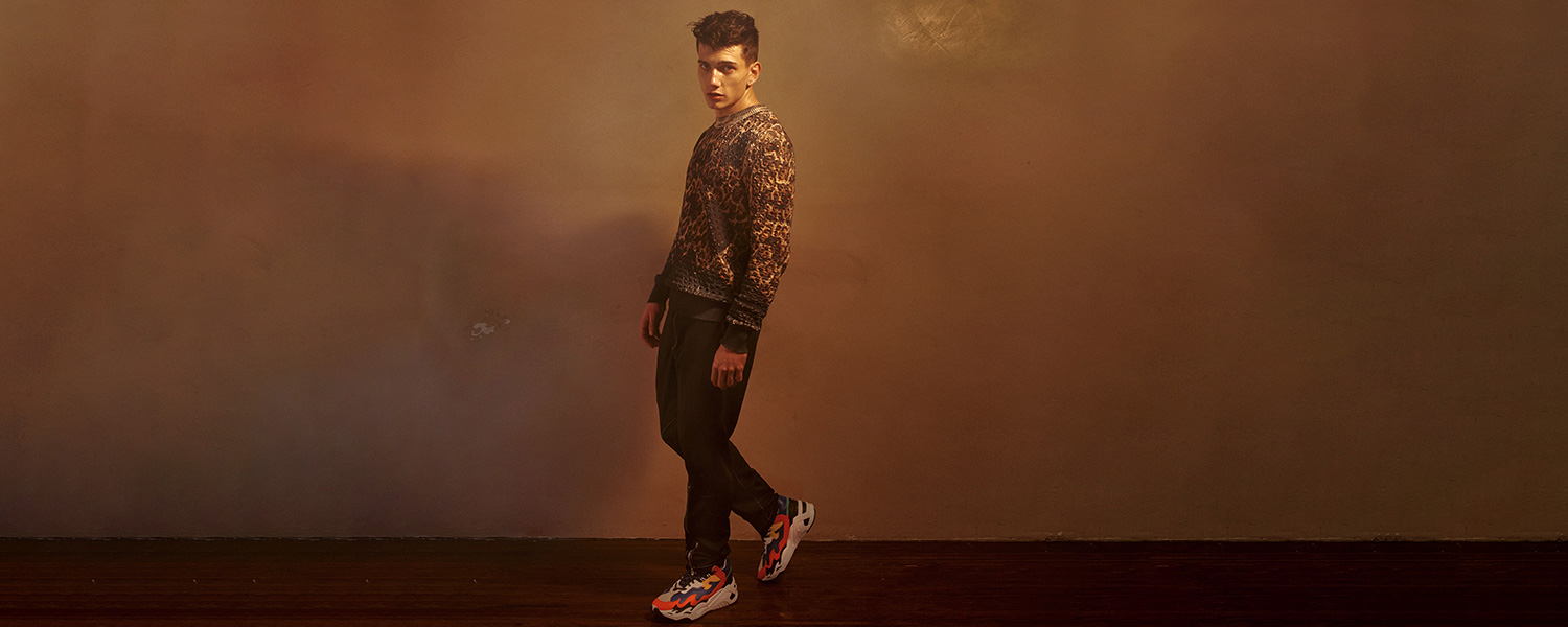 Ein Mann vor einer Wand