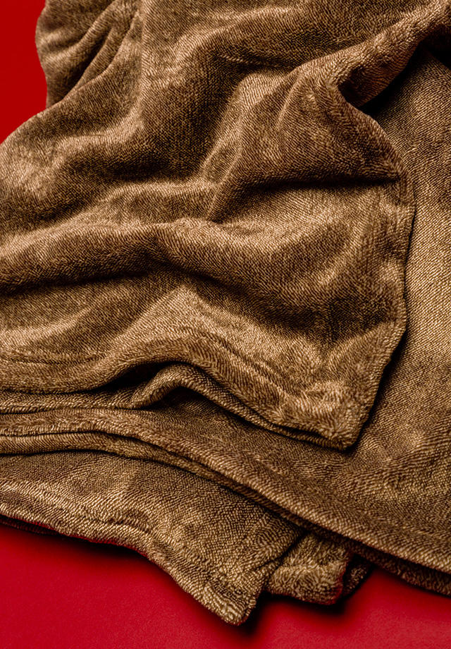 Close-Up einer kuscheligen braunen Decke