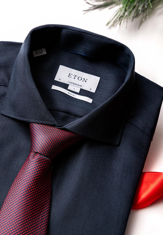 Close-Up eines nachtblauen Businesshemds mit roter Krawatte