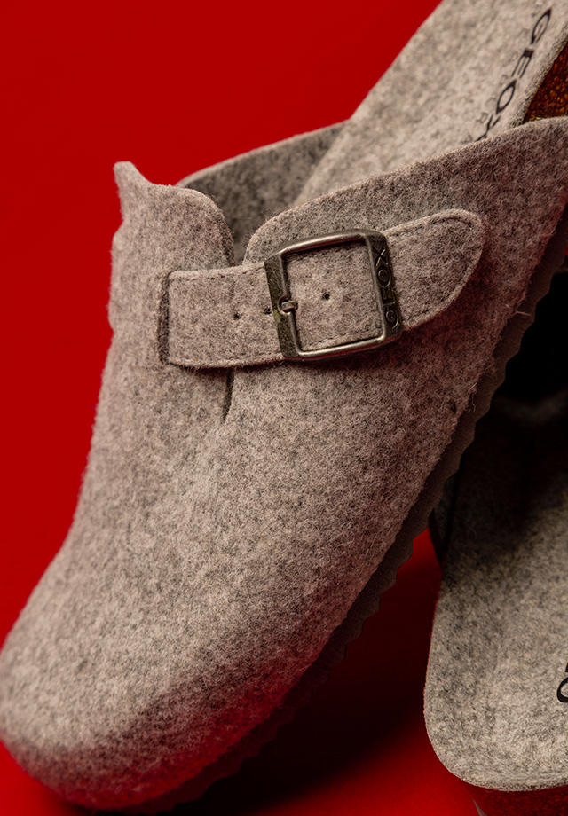 Close-Up von grauen Pantoffeln