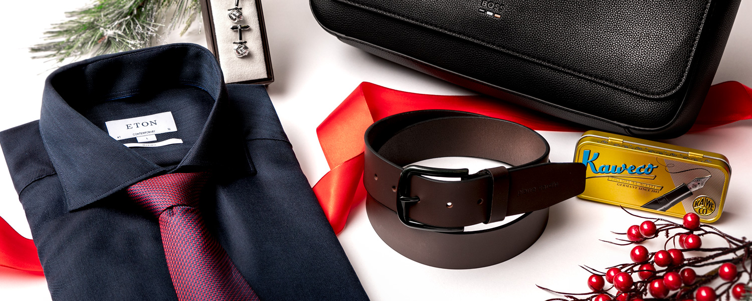 Elegantes Männer-Geschenkset mit dunkelblauem Hemd, roter Krawatte, Ledergürtel und schwarzer Aktentasche im Business-Look.