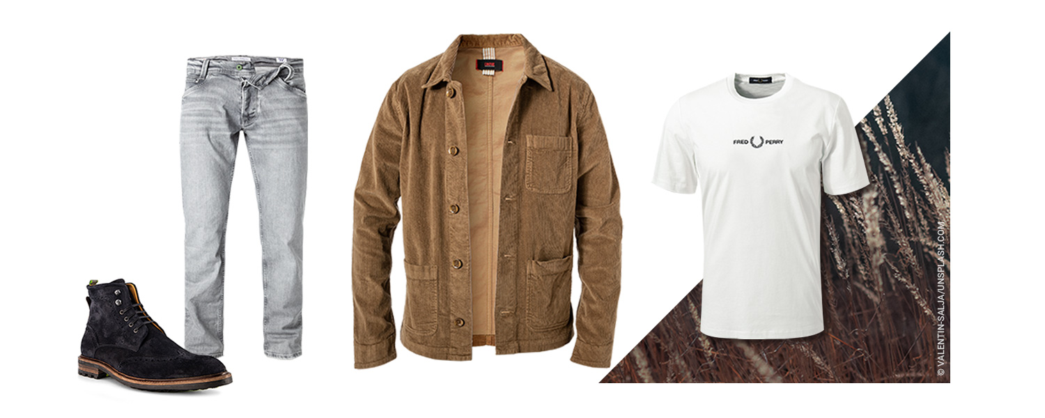 Cord-Overshirt mit lässigem T-Shirt kombiniert