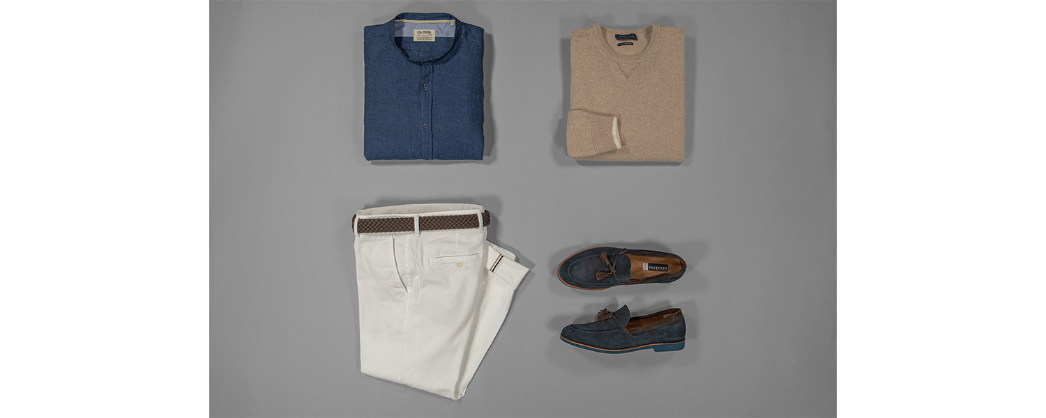 Outfit mit weißer Hose, blauem Hemd, beigen Pullover und Slippers