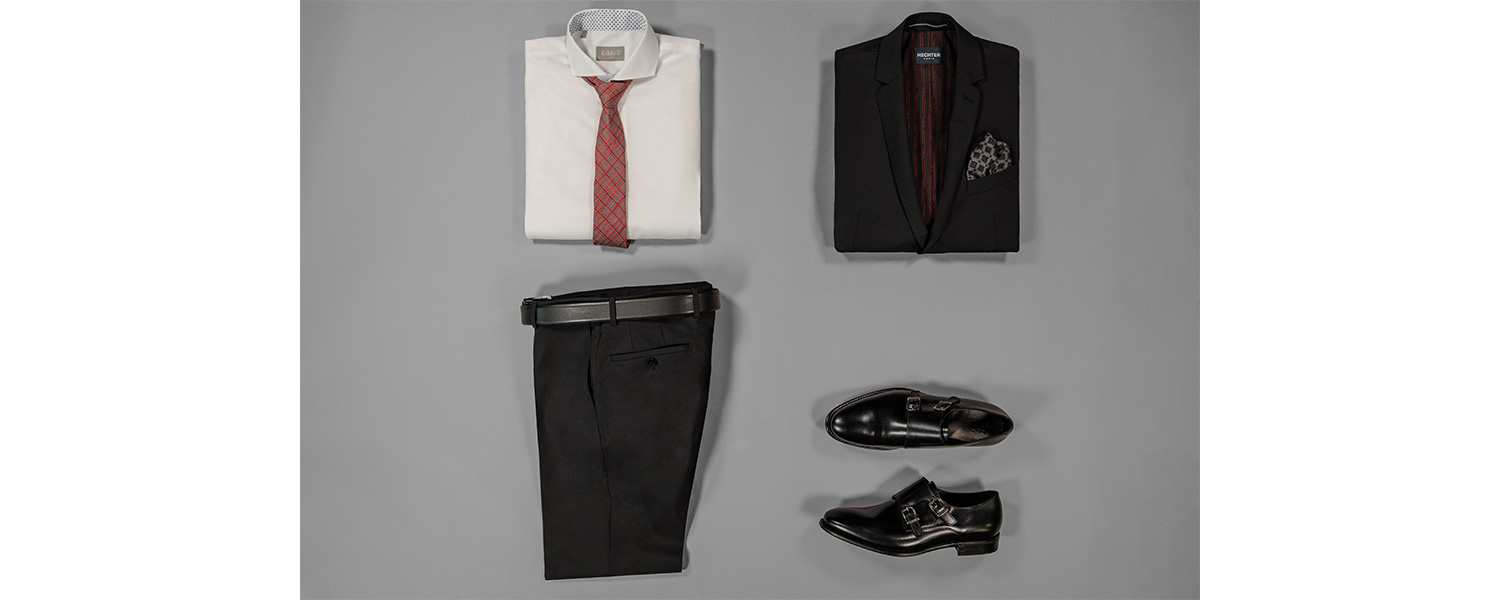 Schwarze Hose mit weißem Hemd, schwarzen Monkstraps und schwarzem Sakko kombiniert