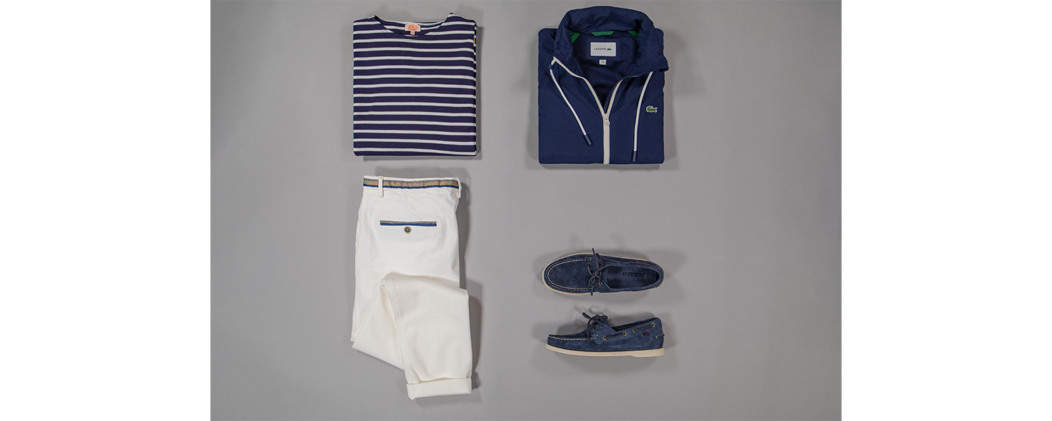 Gestreiftes Shirt mit Windjacke, Chino und Bootsschuhen