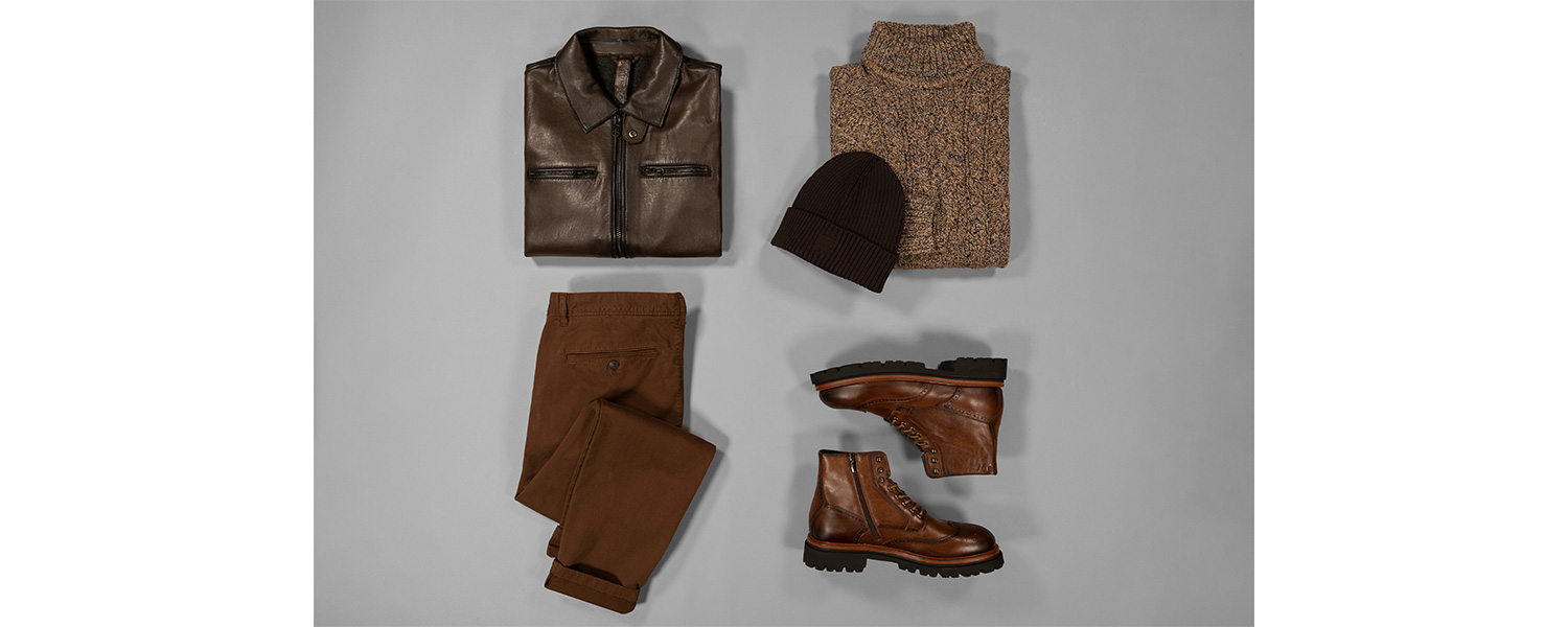 Braune Lederjacke mit brauner Hose, Schnürboots und Rollkragenpullover