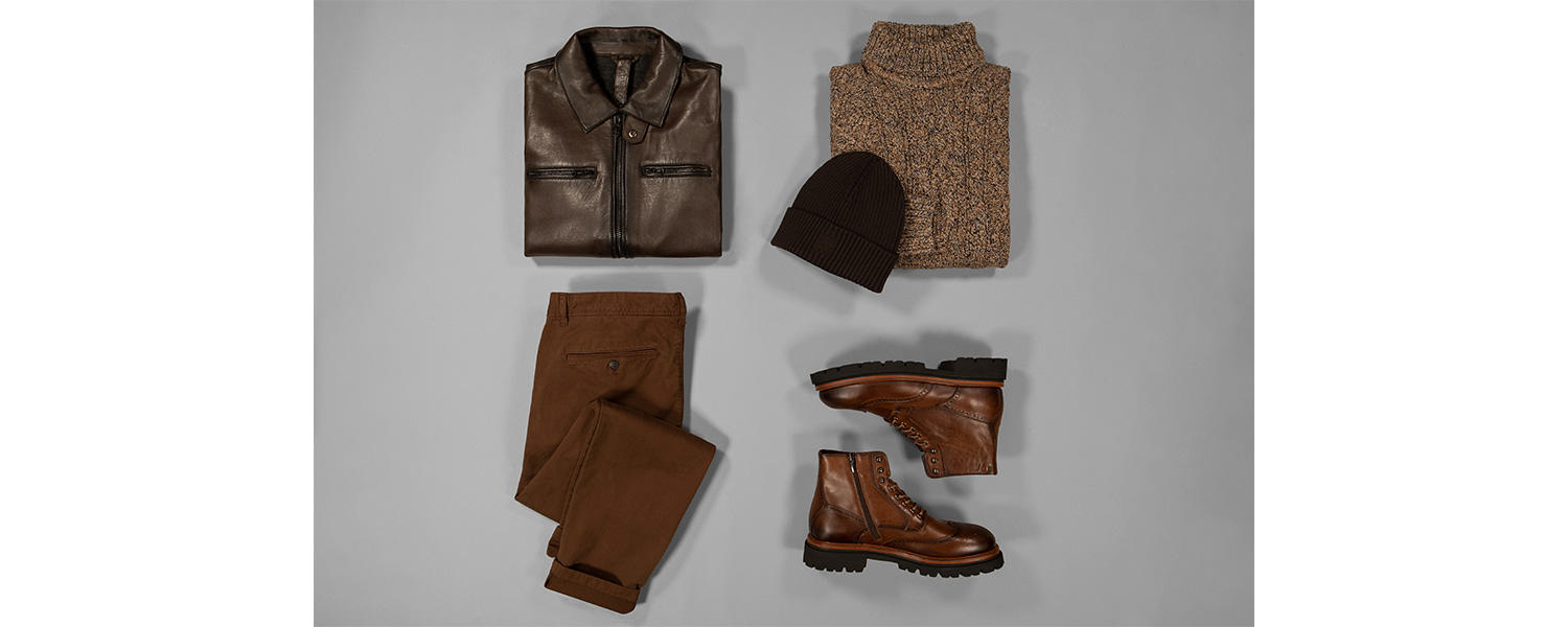 Braune Lederjacke mit brauner Hose, Schnürboots und Rollkragenpullover