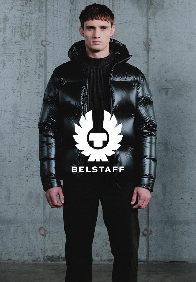  Ein Mann in einer schwarzen Jacke und einem passenden schwarzen Pullover von Belstaff.