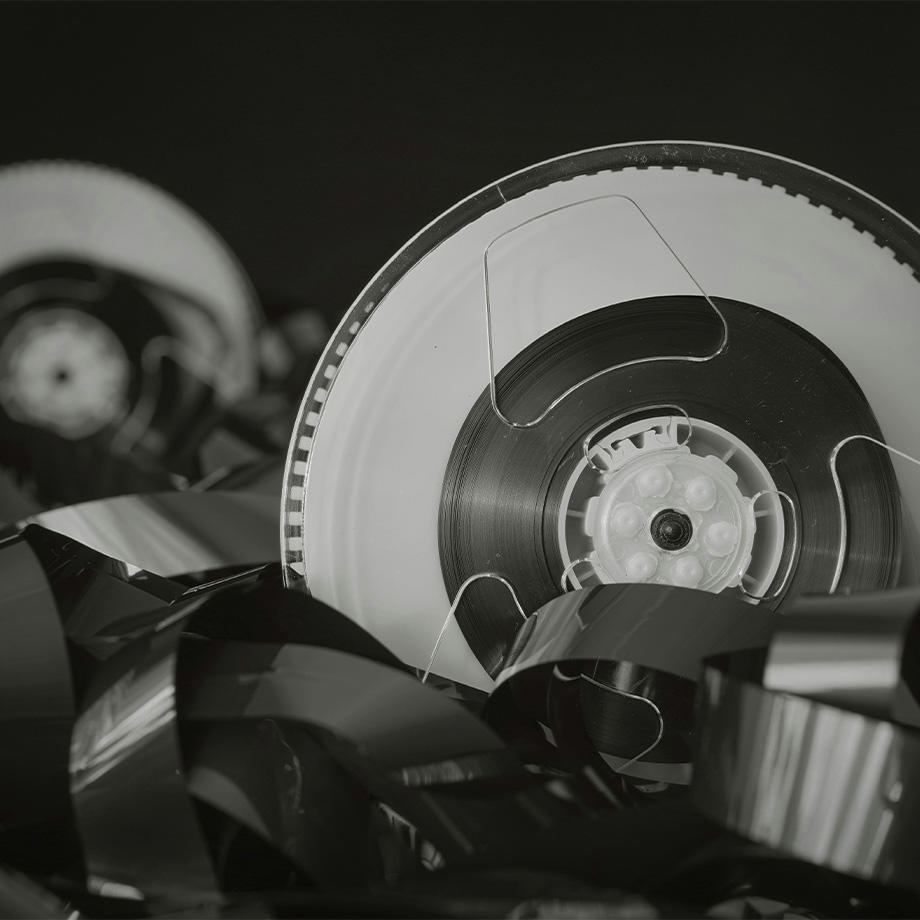 Alte Filmdosen, wo teilweise das alte Filmband zu sehen ist. 