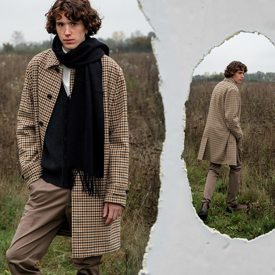 Eine Collage aus zwei Bildern von einem männlichen Model auf einem abgeernteten Feld. Er trägt einen karierten Mantel, eine braune Hose und einen dunkelblauen Schal.