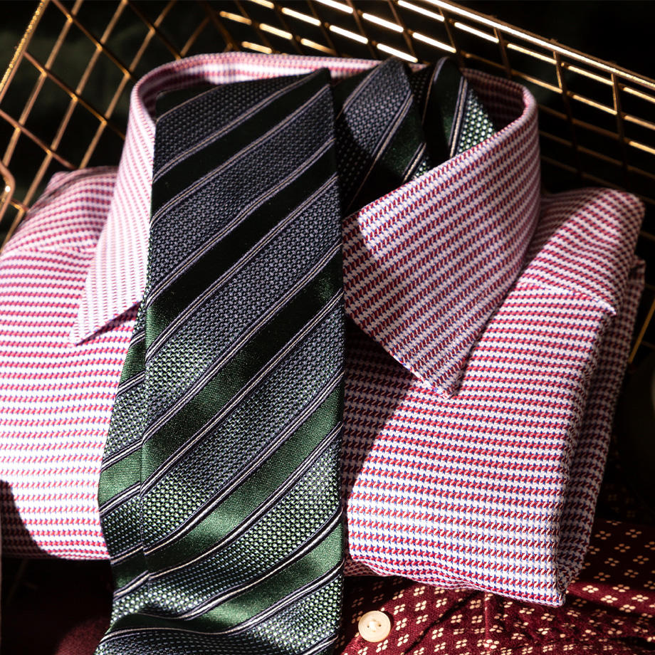 Ein Hemd mit einer Krawatte kombiniert