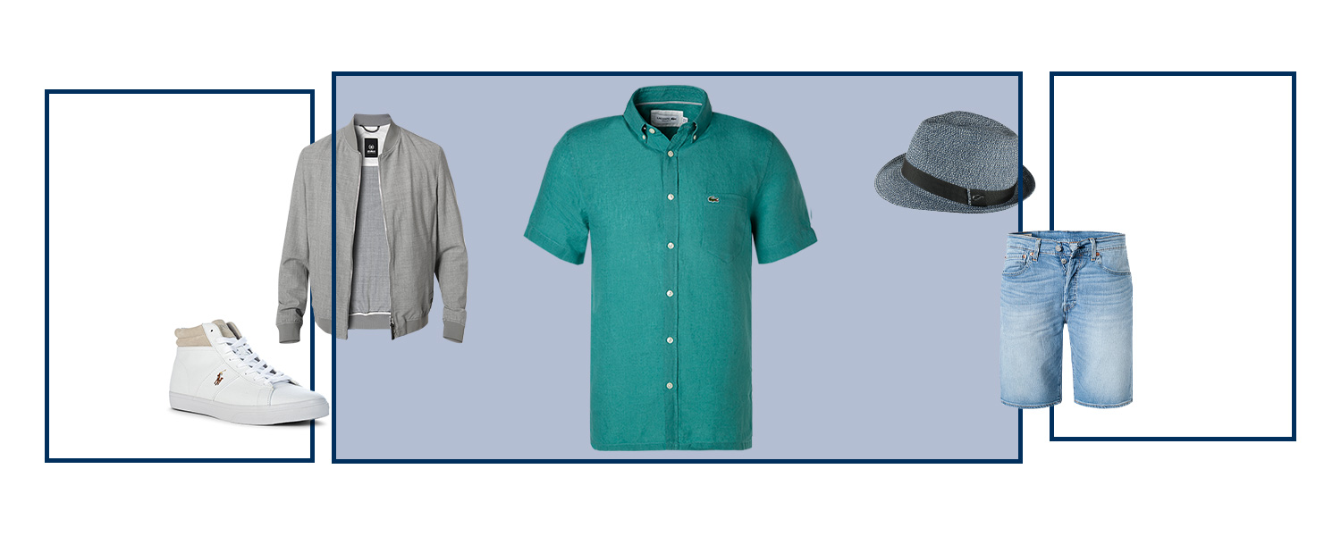 Causal im Biergarten mit Kurzarmhemd in Grün, weißen Sneakers, grauem Blouson, Hut und Jeansshorts.