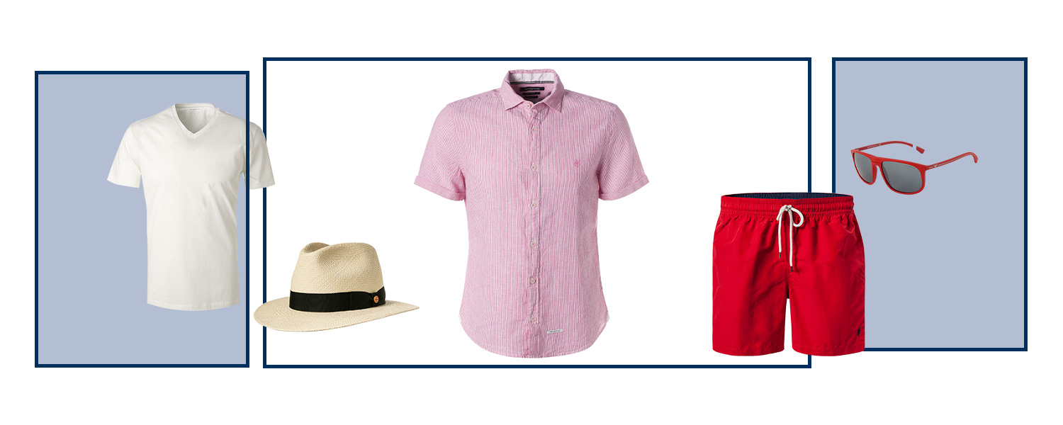 Lässig am Strand mit Kurzarmhemd in Rosa und Streifen, weißem T-Shirt, Panama-Hut, roter Sonnenbrille und roter Badeshorts.