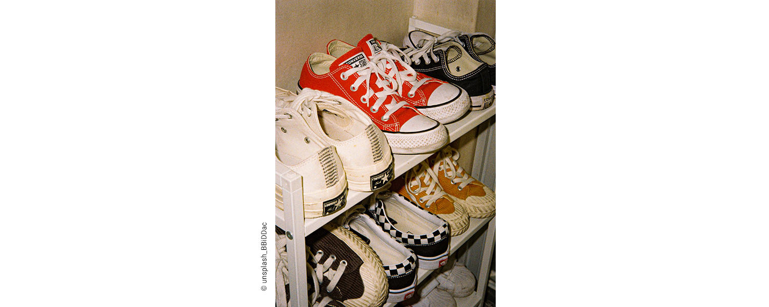Ein Schuhregal mit verschiedenen Sneakers