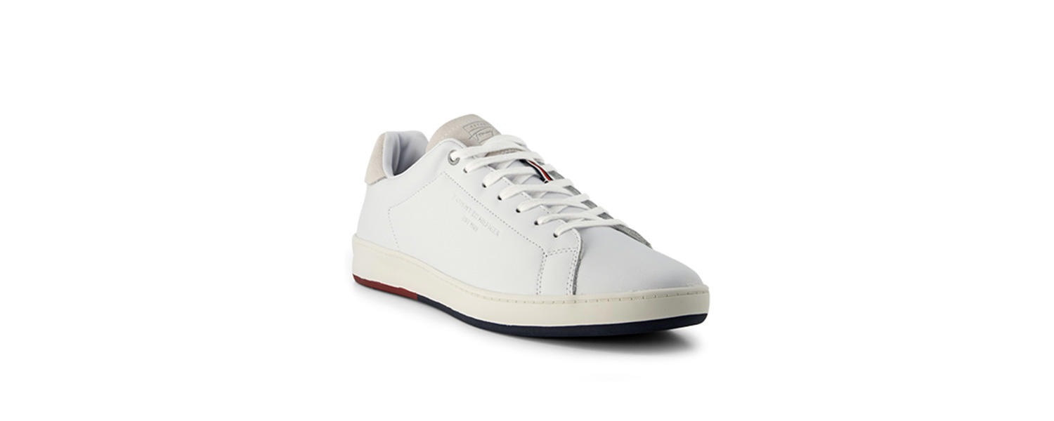 Ein weißer Sneakers