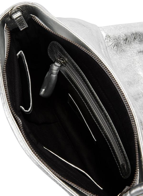 Eine silberne Handtasche von oben. Man kann ins Innere schauen.