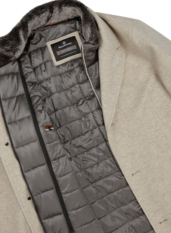 Man sieht den Kragen einer Jacke von oben. Das äußere Material ist Wolle und innen ist eine gesteppte Isolierung.  