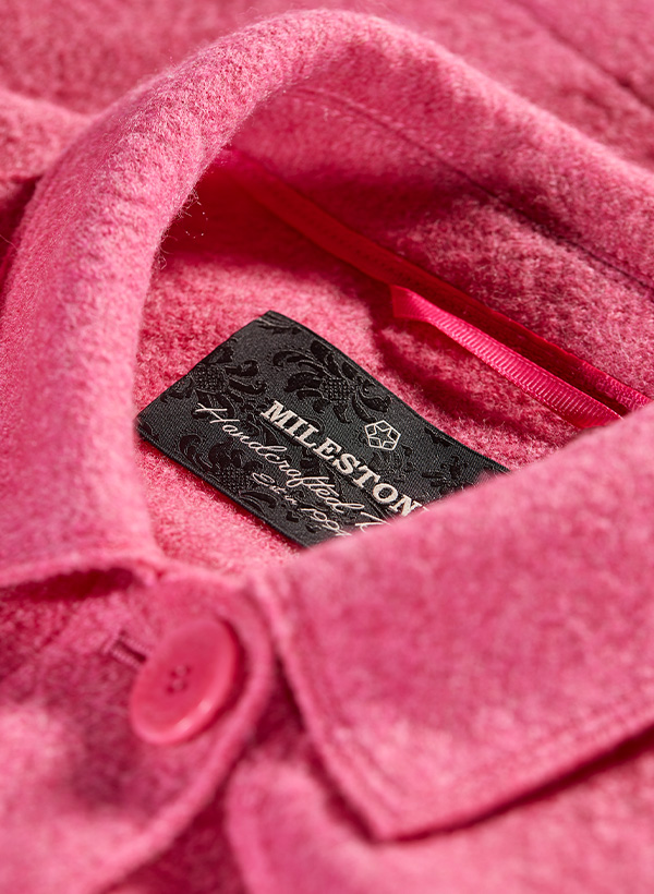 Close-Up des Kragens einer pinken Jacke