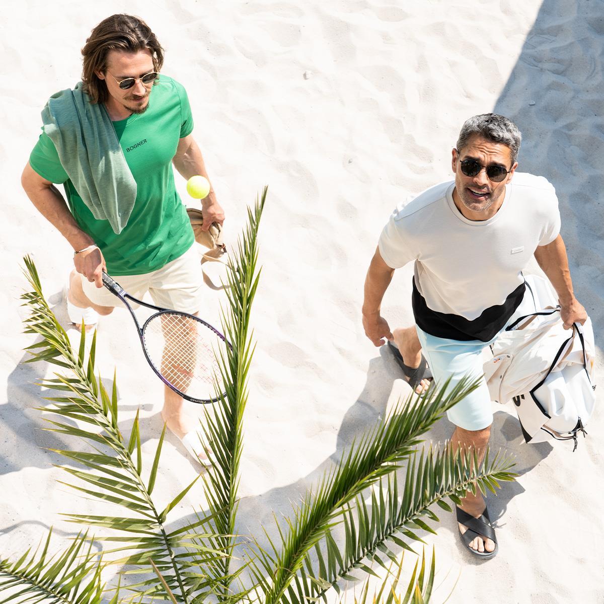 Zwei Herren präsentieren die perfekten Urlaubs-Outfits für die entspannte Freizeit 