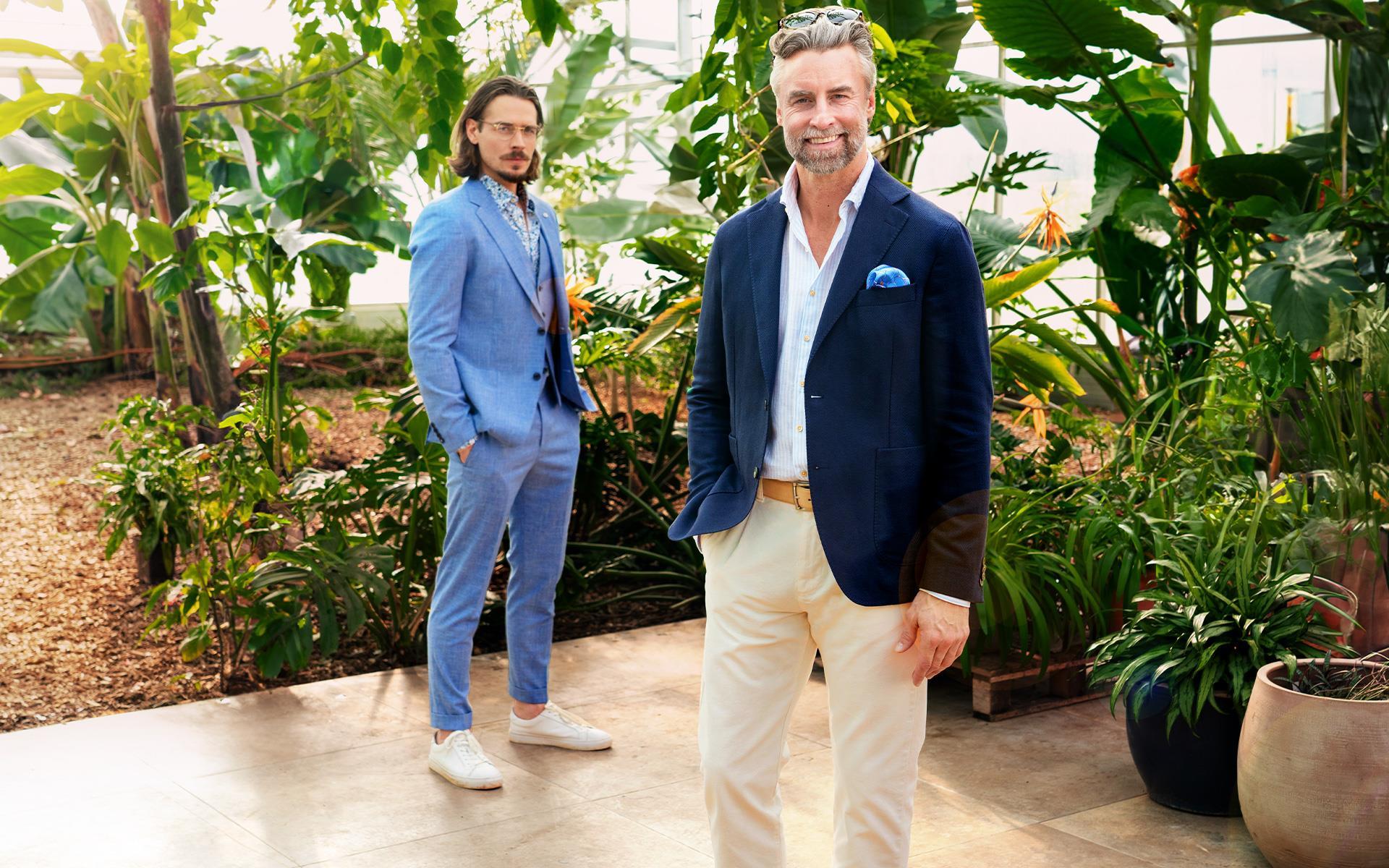 Zwei Herren in eleganten und modischen Outfits präsentieren den sommerlichen Trend "Riviera Chic" 