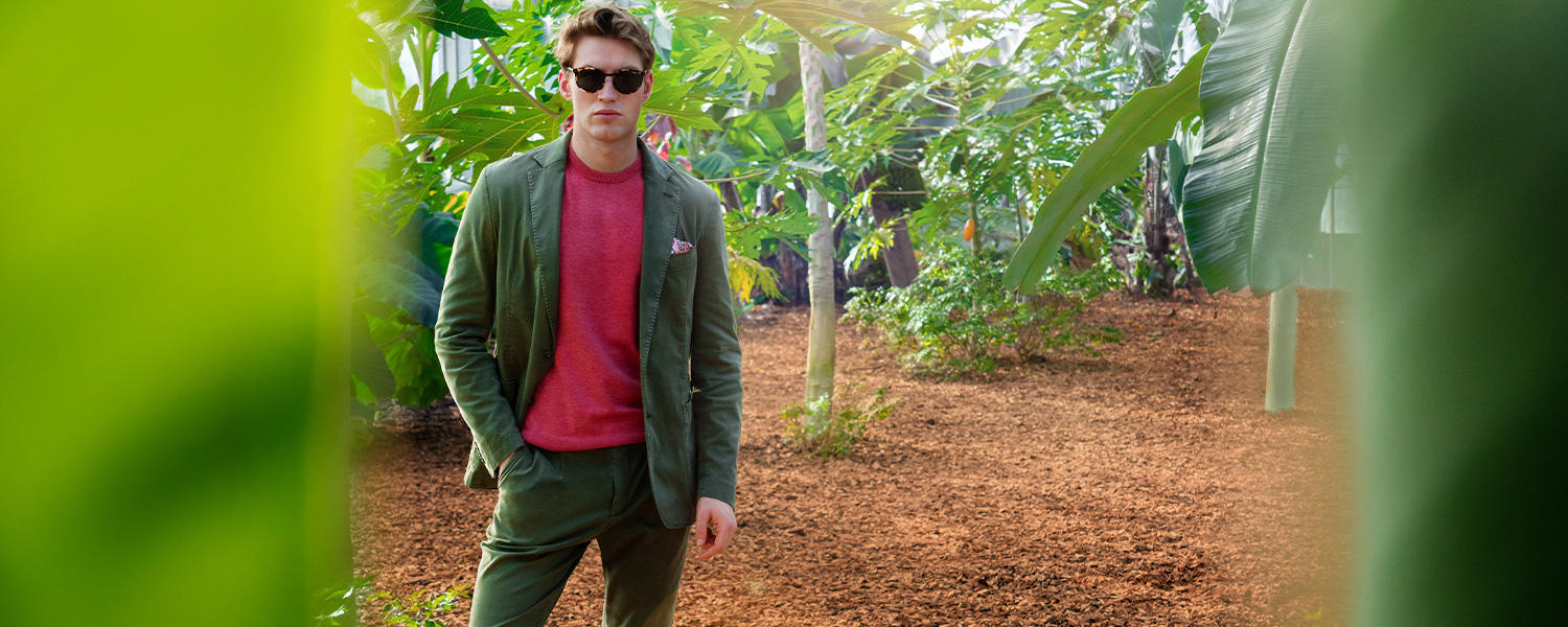 Ein Mann präsentiert modische, reisefreundliche Outfits für gemütliche Reisen.