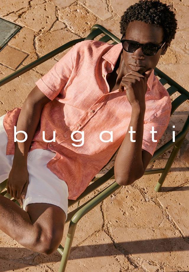 Ein Mann in Kurzarmhemd und weißer Short repräsentiert die neue Bugatti Sommer Kollektion