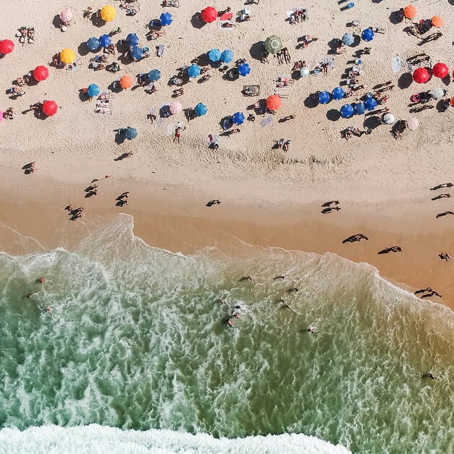 Badestrand mit Besuchern aus der Vogelperspektive