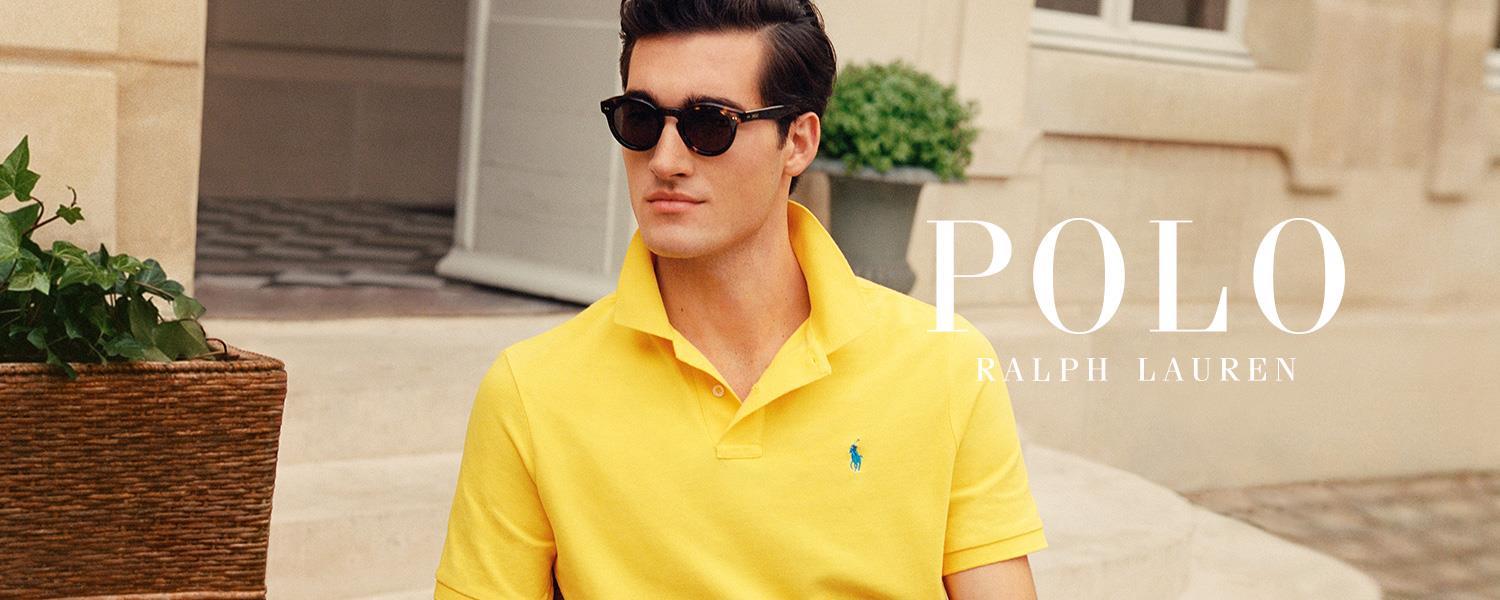 Ein Mann in gelben POLO RALPH LAUREN Polo Shirt