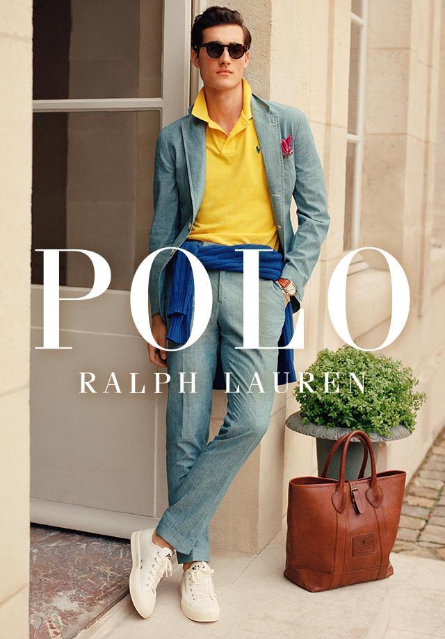 Ein Mann in blauen POLO RALPH LAUREN Anzug mit gelben Polo