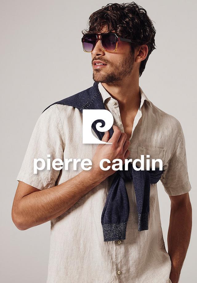 Ein Model präsentier die neue Sommer Kollektion der Marke Pierre Cardin