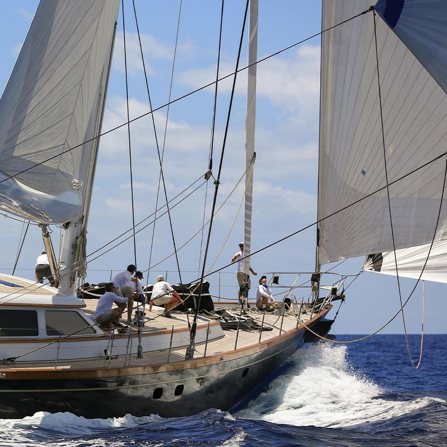 Männer in maritimer Kleidung auf einem Segelschiff