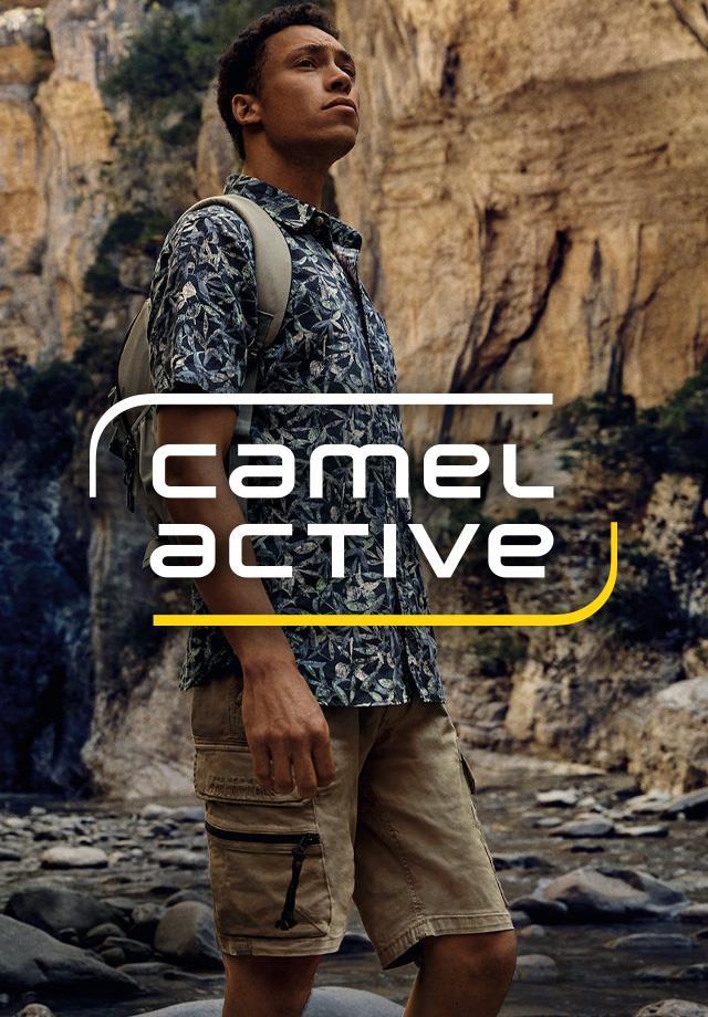 Ein Mann in Kurzarmhemd und beiger Short repräsentiert die neue Camel Active Sommer Kollektion