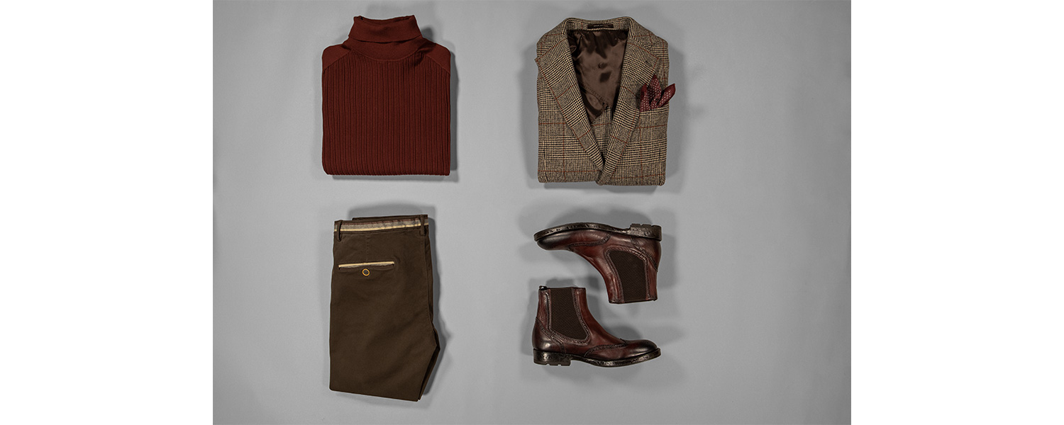 Dunkelroter Rollkragenpulli mit brauner Hose, Chelsea Boots und kariertem Sakko kombiniert