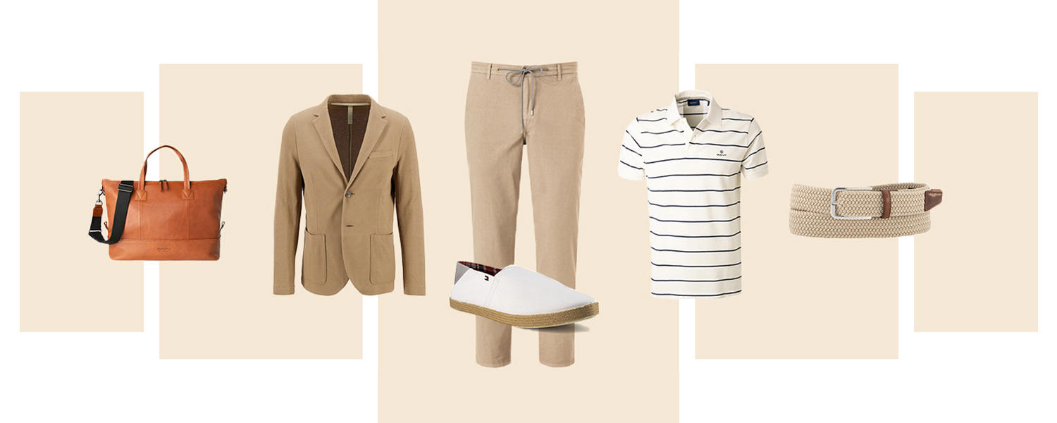 Ein Outfit bestehend einem Leder-Weekender, einem hellbraunen Jersey-Sakko, einer beigen Hose, weißen Espadrilles, gestreiftem Poloshirts und einem Flechtgürtel. 