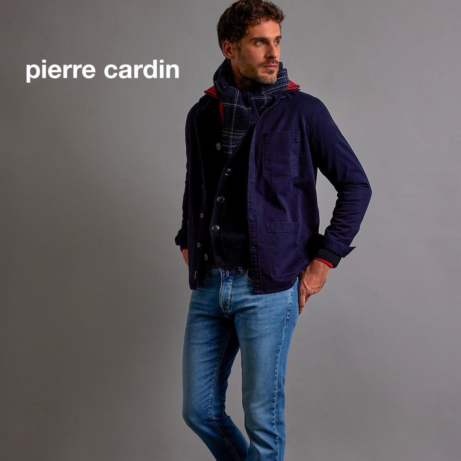 Ein Mann trägt mittelblaue Jeans von Pierre Cardin und ein blaues Overshirt