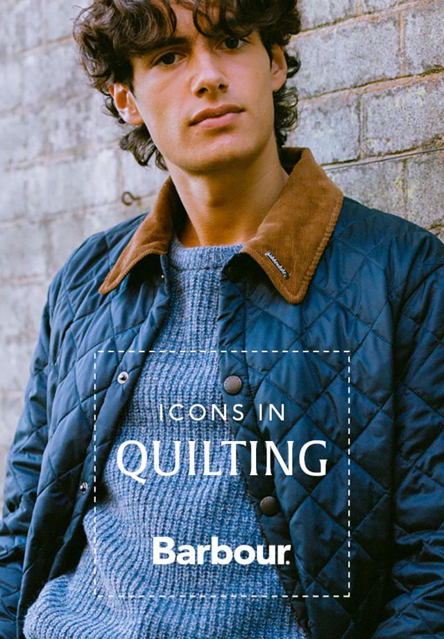 Ein junger Mann trägt eine gesteppte Barbour Liddesdale Jacke mit braunem Cord Kragen über einem blauen Pullover.