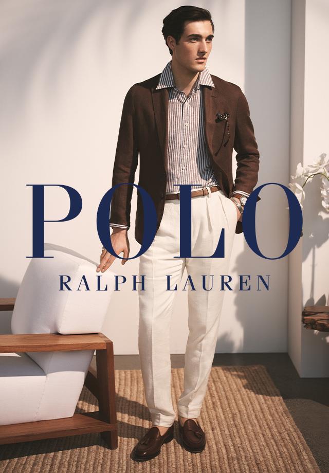 Ein Mann trägt ein braunes Sakko von Polo Ralph Lauren, kombiniert mit einem weiß-braun gestreiften Hemd und einer hellen Hose. Dazu passend runden stilvolle Loafer das Outfit ab.